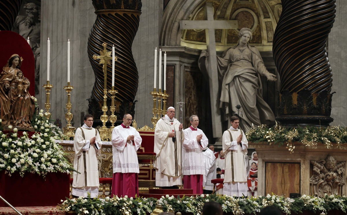 Hàng nghìn tín đồ Thiên chúa giáo tập trung theo dõi buổi thánh lễ Giáng sinh ở thánh đường Peter, Vatican.